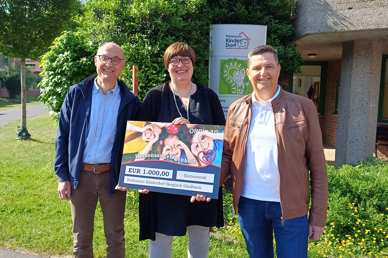 Frau Krakau vom Bethanien Kinderdorf zusammen mit unseren beiden Kölner Geschäftsstellenleitern Dr. Uwe Brechthold und Andreas Baier bei der Spendenscheckübergabe