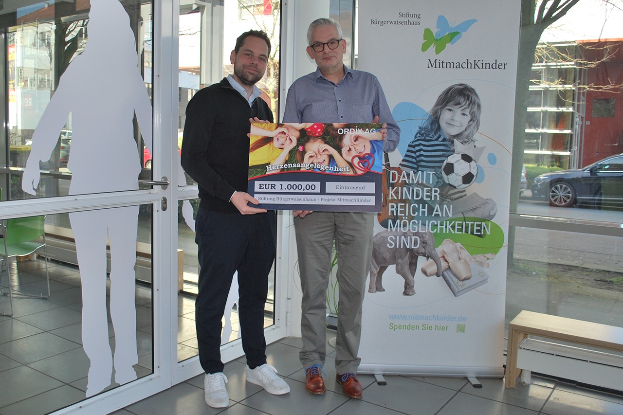 Daniel Großbröhmer, Leiter der Geschäftsstelle Kommunale Stiftungen, mit Mario Möllers, Leiter der Geschäftsstelle in Münster, bei der Spendenscheckübergabe