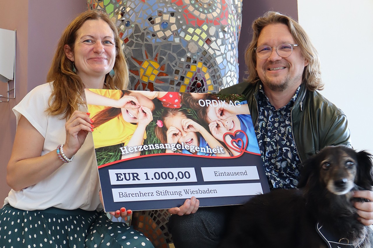 Sabrina Haas (Leiterin Geschäftsbereich Öffentlichkeitsarbeit und Fundraising) und Matthias Jung (ORDIX-Geschäftsstellenleiter Wiesbaden) bei der Spendenscheckübergabe