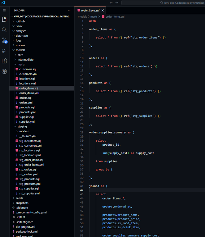 Screenshot der Entwicklungsumgebung Visual Studio Code mit einem dbt-Projekt. Links ist die Projektstruktur mit verschiedenen Modellordnern und SQL-Dateien geöffnet. Rechts zeigt die Datei „order_items.sql“ mehrere dbt-Modelle für Bestellungen, Produkte und Lieferanten. Die Modelle werden mit der ref()-Funktion referenziert und anschließend in einer SQL-Abfrage zusammengeführt.