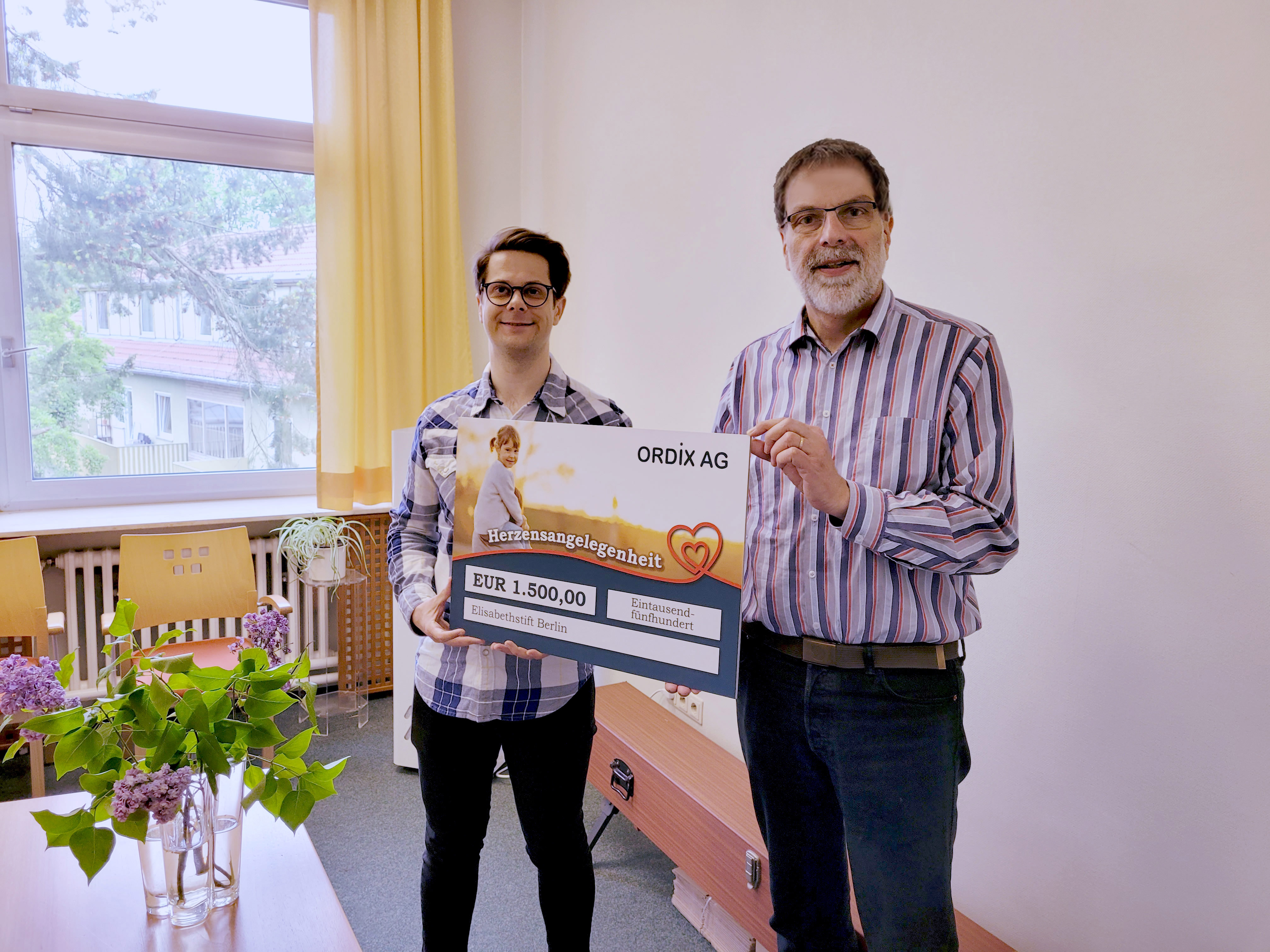 Andreas Upgang, Senior Chief Consultant bei ORDIX, mit Helmut Wegner, Geschäftsführer und Leiter des Elisabethstifts  bei der Spendenübergabe